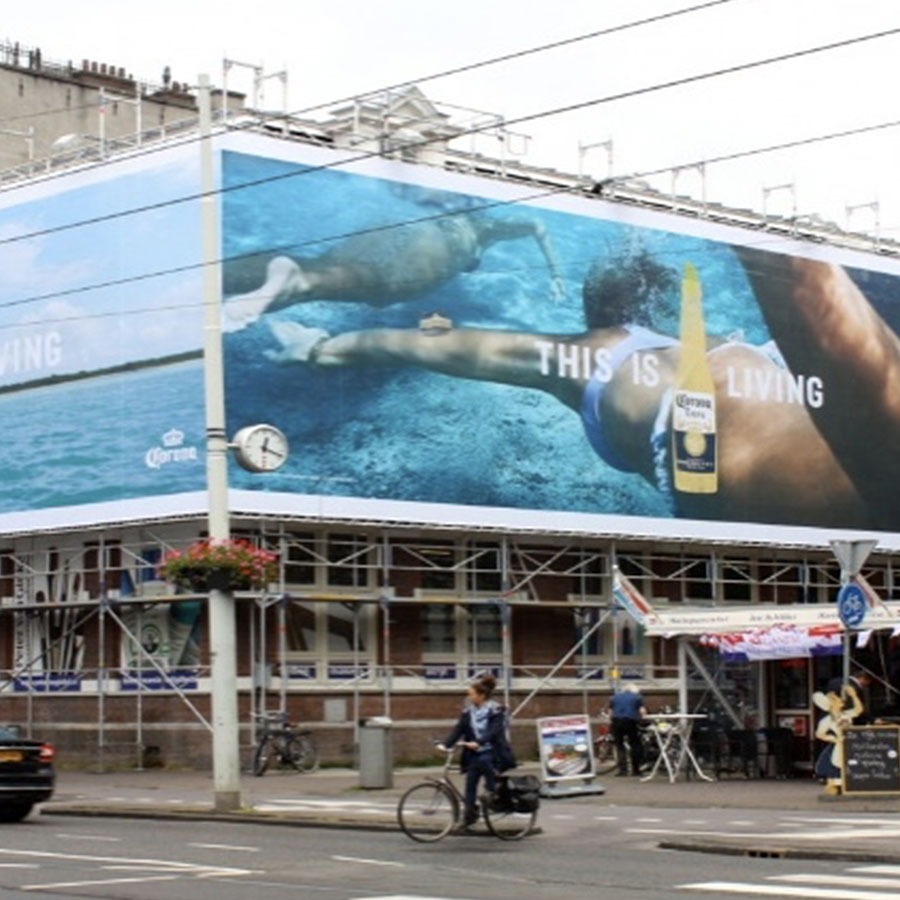 Gevel voorzien van een Byzonil zeildoek.