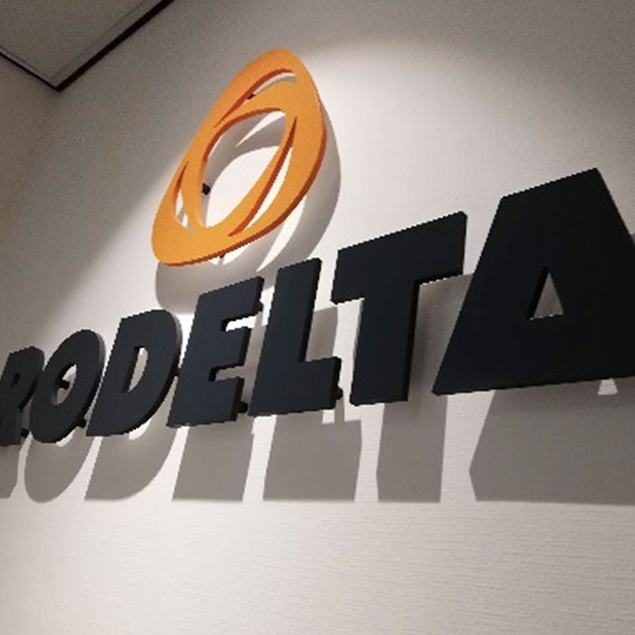 Het woord "Rodelte" uitgefreesd, hangend aan de muur.