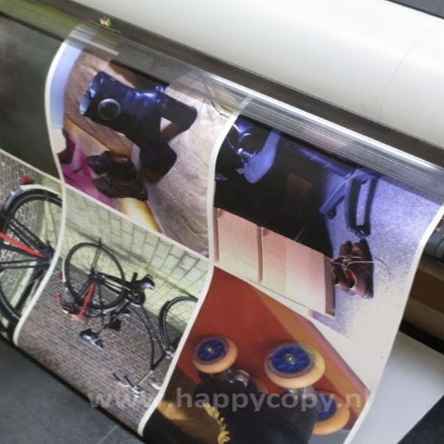 Een watervaste poster die uit de printer rolt.