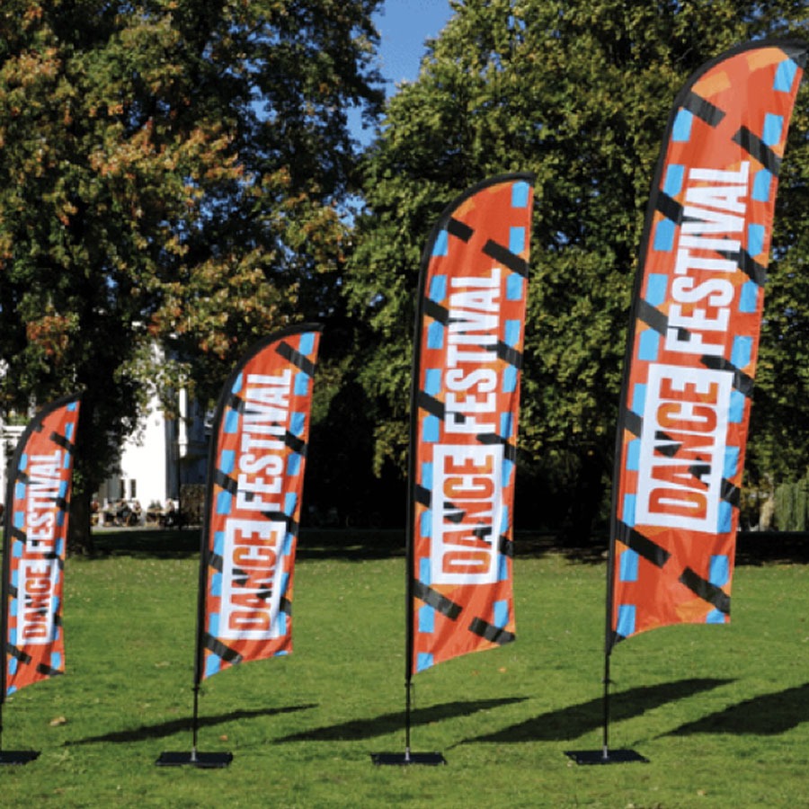Een aantal beach vlaggen op een rij.