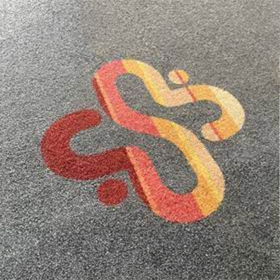 Logo ingelegd in grijze vloerbedekking.